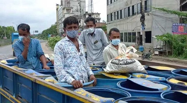 মাছের ড্রামের ভেতরে লুকিয়ে থেকে বাড়ি ফিরছিলেন ১০ যাত্রী